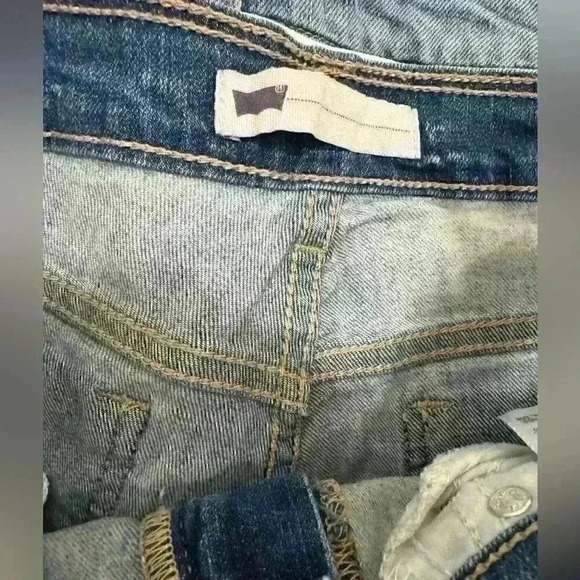 Levi’s Bermuda shorts Sz 28 hits mid thigh - worn once - Picture 5 of 5